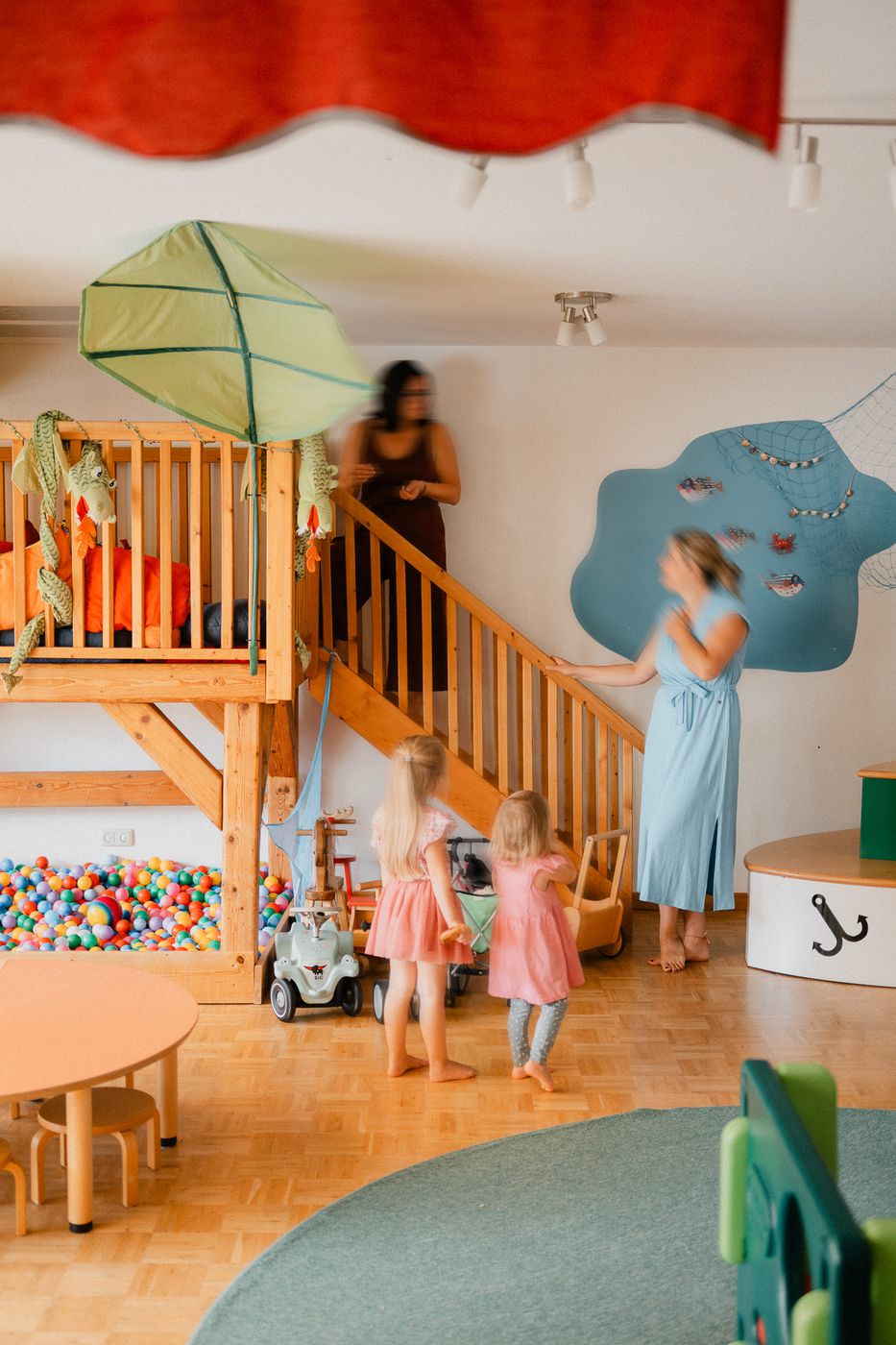 Blick in den grossen Gruppenraum waehrend der Spielgruppe