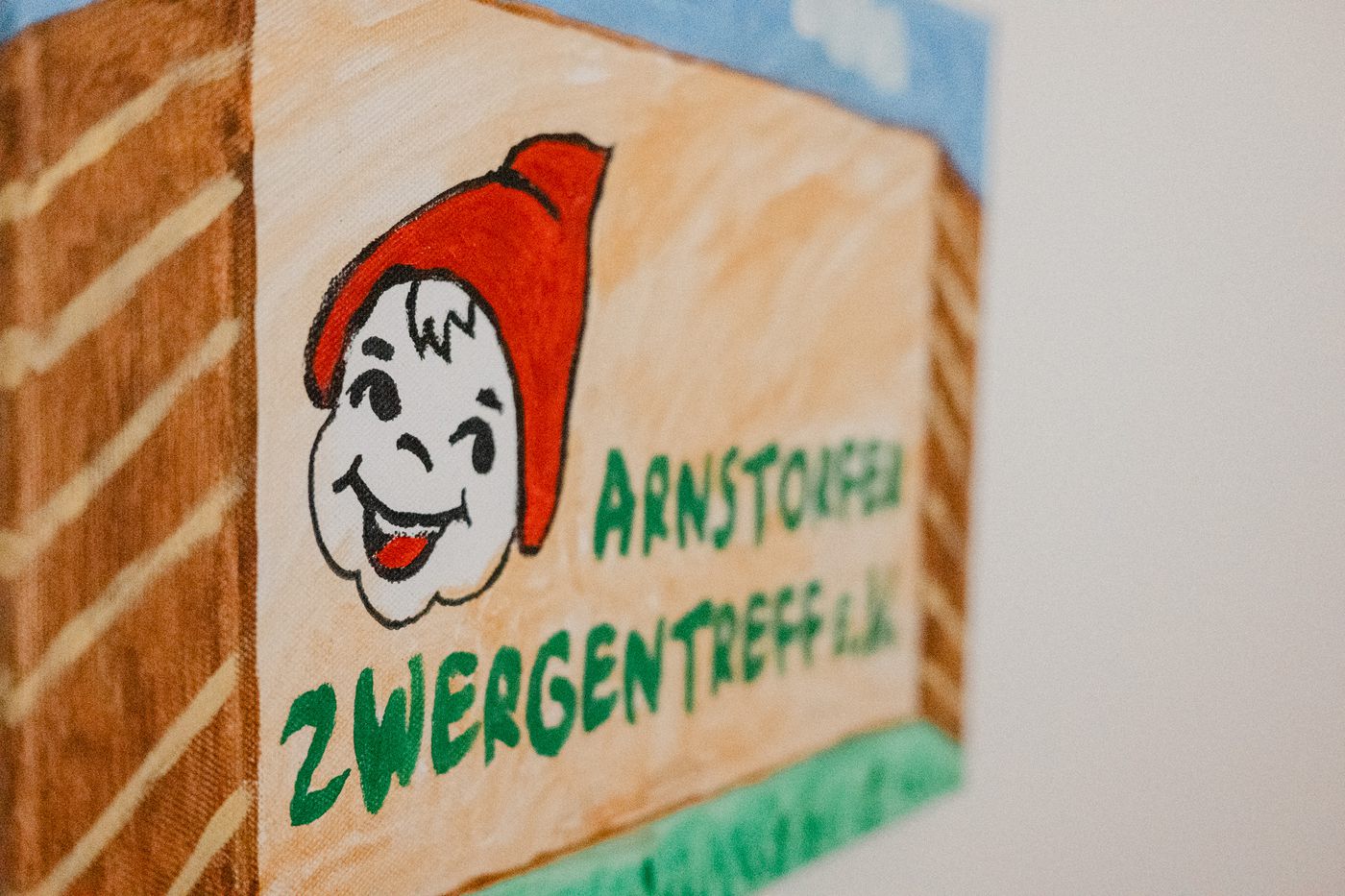 Handgemaltes Schild des Arnstorfer Zwergentreff
