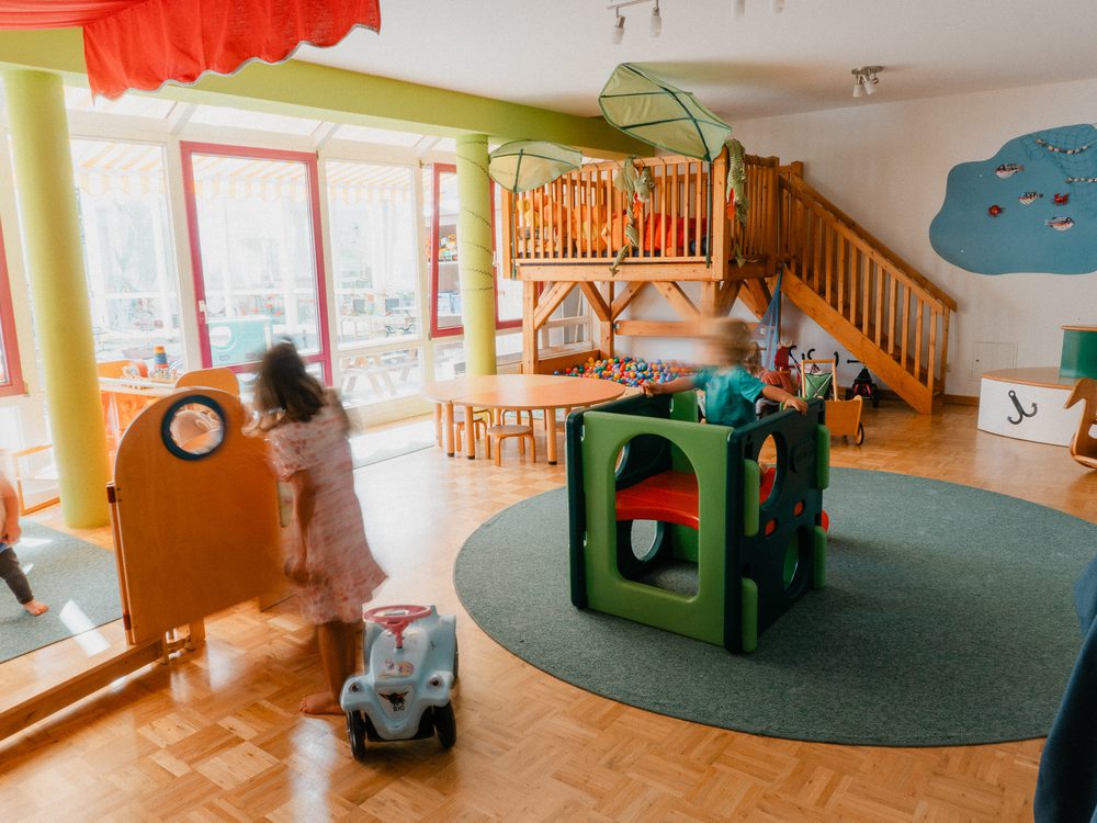Der Spielraum mit Kletterburg, Spielteppich und Empore