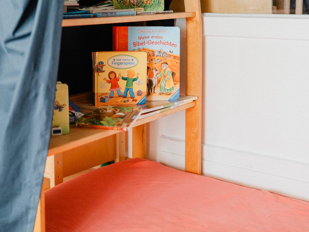 Die Stillecke mit Vorhang, Sitzpolster und Bilderbüchern