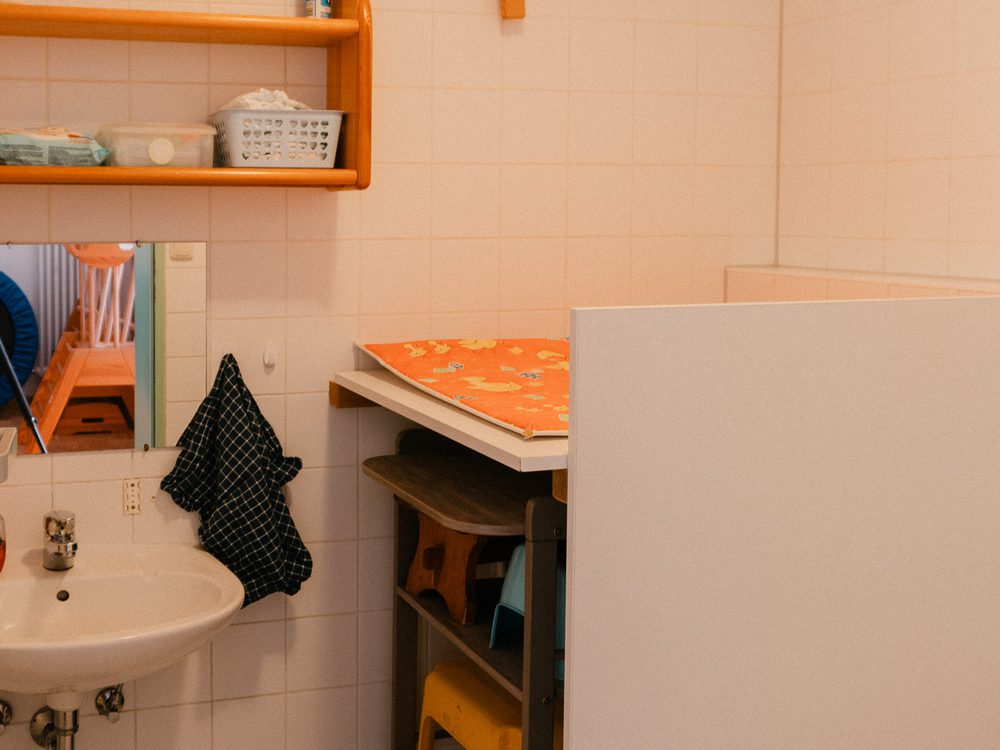 Wickeltisch und Waschbecken im Sanitärbereich
